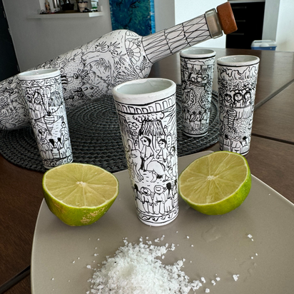 kit Decantador de tequila y 4 vasos tequileros pintados a mano, hermosas historias únicas, ideal para tequila, mezcal, sangrita, 2 onzas,