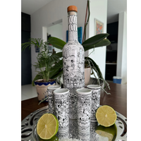 kit Decantador de tequila y 4 vasos tequileros pintados a mano, hermosas historias únicas, ideal para tequila, mezcal, sangrita, 2 onzas,